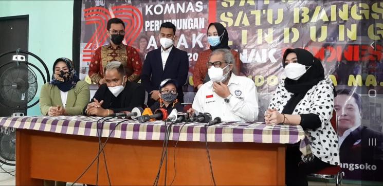 Daus Mini bersama istrinya, Shelvie Hana Wijaya sambangi Komnas Anak, Selasa (2/3/2021). (MataMata.com/Herwanto)