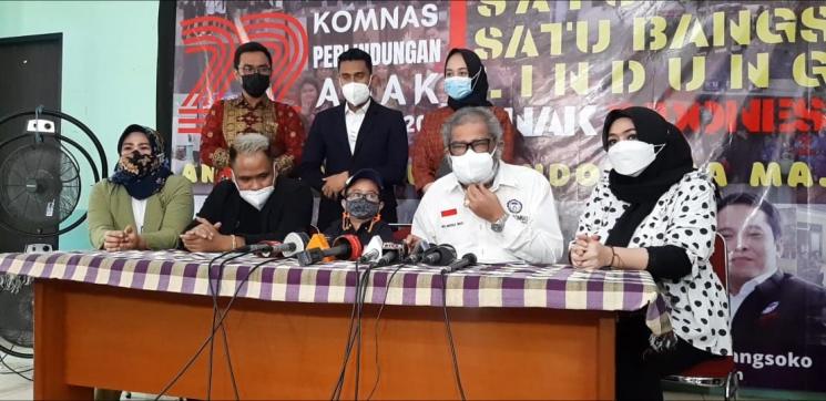 Daus Mini bersama istrinya, Shelvie Hana Wijaya sambangi Komnas Anak, Selasa (2/3/2021). (MataMata.com/Herwanto)