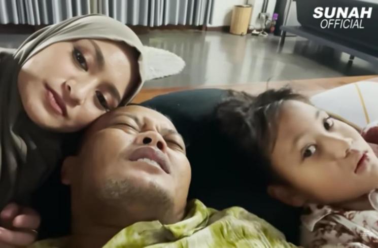 Nathalie Holscher cemas lihat kondisi Sule yang sedang sakit. (YouTube/SUNAH OFFICIAL)