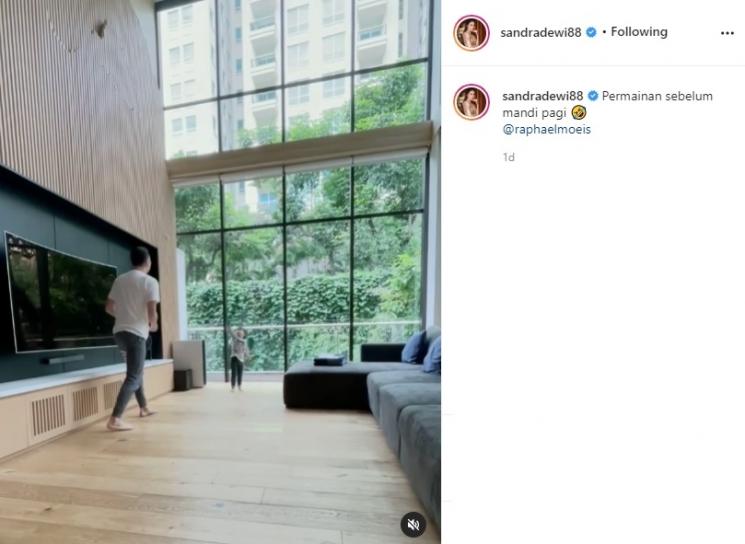Putra Sandra Dewi main pukul bola dalam ruangan bikin ketar-ketir. (Instagram/@sandradewi88)
