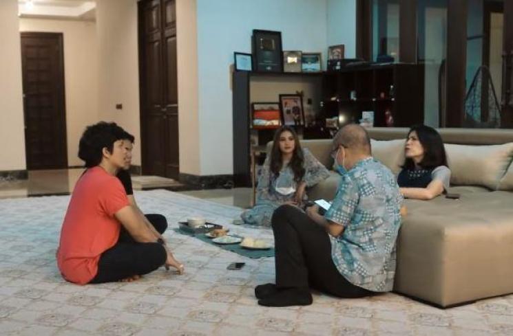 Aurel Hermansyah ketemu keluarga Atta Halilintar. (Youtube/AttaHalilintar)