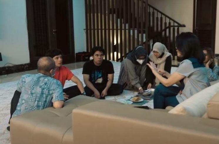 Aurel Hermansyah ketemu keluarga Atta Halilintar. (Youtube/AttaHalilintar)