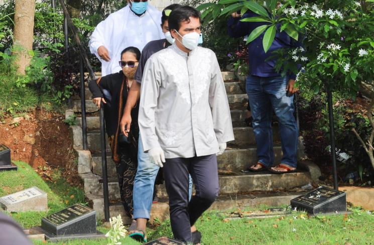Suami mendiang Presenter Rina Gunawan, Teddy Syah berdoa diatas pusara sang istri saat prosesi pemakaman di TPU Tanah Kusir, Jakarta Selatan, Rabu (3/3/2021). [MataMata.com/Alfian Winanto]