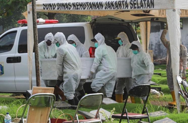 Suami mendiang Presenter Rina Gunawan, Teddy Syah berdoa diatas pusara sang istri saat prosesi pemakaman di TPU Tanah Kusir, Jakarta Selatan, Rabu (3/3/2021). [MataMata.com/Alfian Winanto]