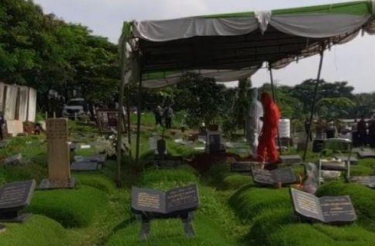 Suasana pemakaman Rina Gunawan di TPU Tanah Kusir, Jakarta [MataMata.com/Evi Ariska]