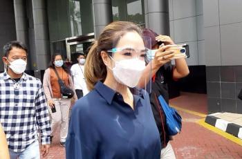 Gisella Anastasia Sambangi Kantor Kejari Terkait Kasus Video Syur