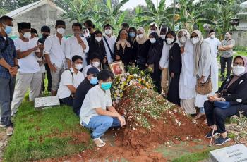 Makam Asmiar Yahya Berdampingan dengan Almarhum Suami