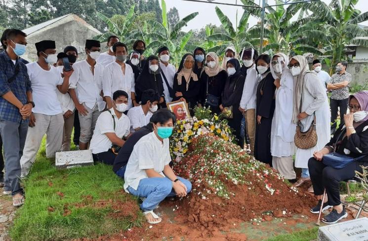 Prosesi pemakaman Asmiar Yahya. (MataMata.com/Ismail)