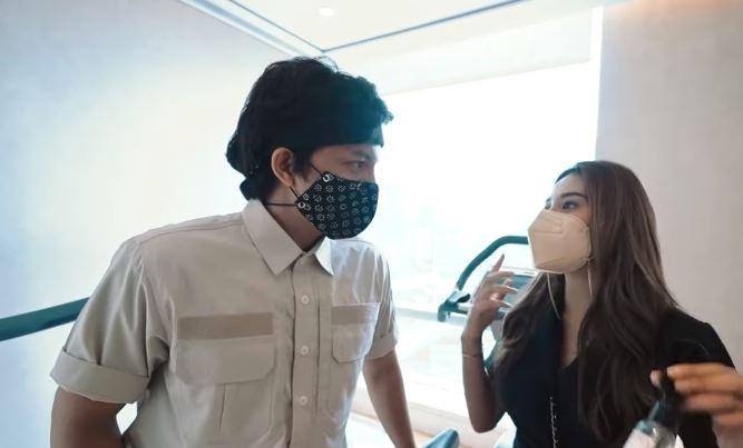 Atta Halilintar dan Aurel Hermansyah survey hotel buat malam pertama. (Youtube/AttaHalilintar)