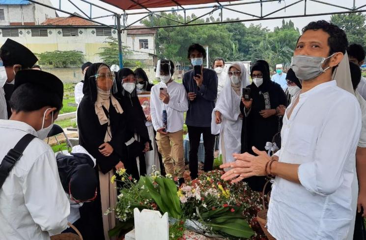 Prosesi pemakaman Asmiar Yahya. (MataMata.com/Ismail)
