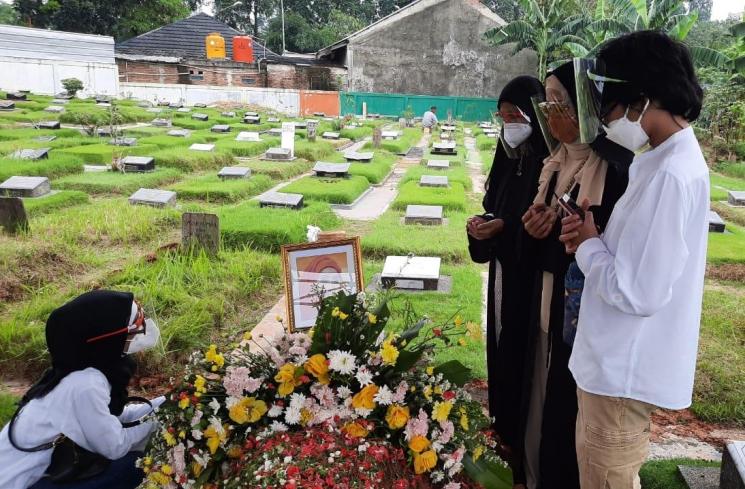 Prosesi pemakaman Asmiar Yahya. (MataMata.com/Ismail)
