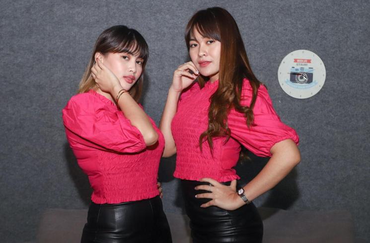 Grup Dangdut Duo Amor bergaya didepan kamera saat berkunjung ke kantor Suara.com di Jakarta Selatan, Kamis (4/3/2021). [MataMata.com/Alfian Winanto]
