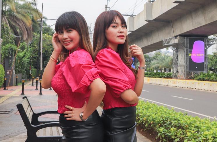 Grup Dangdut Duo Amor bergaya didepan kamera saat berkunjung ke kantor Suara.com di Jakarta Selatan, Kamis (4/3/2021). [MataMata.com/Alfian Winanto]