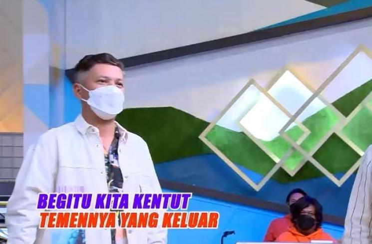 Gading Marten tak pakai celana dalam saat syuting. (Youtube/Trans7Official)