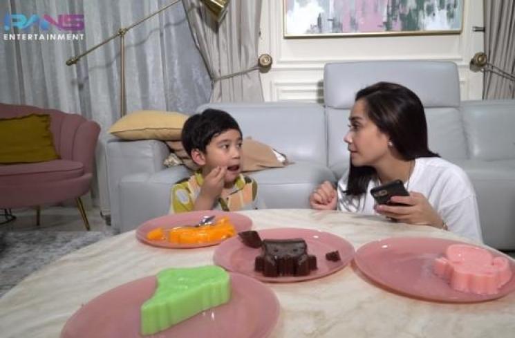 Nagita Slavina dan Rafathar (Youtube.com)