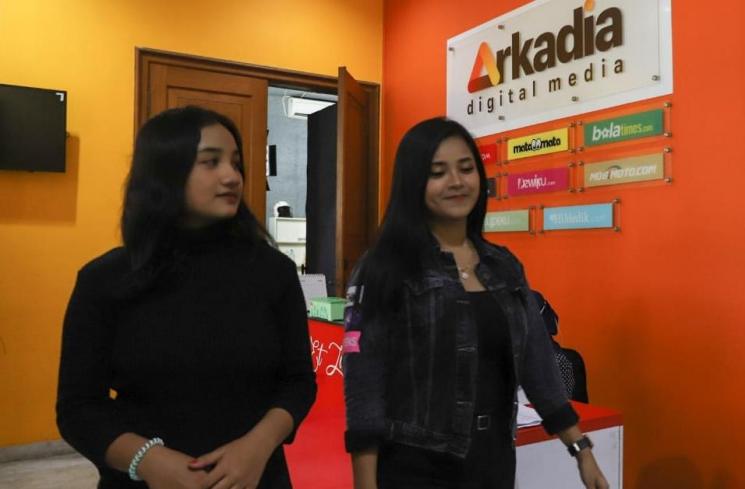 2 Grand Finalis Bintang Suara: Imelda Mega Rosita dan Aurelya Ratamchia Dewanda baru tiba di kantor Suara.com, Jakarta, Senin (8/3/2021). (Matamata.com/Alfian Winanto)
