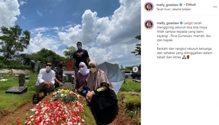 Melly Goeslaw ziarah ke makam Rina Gunawan (Instagram/@melly_goeslaw)