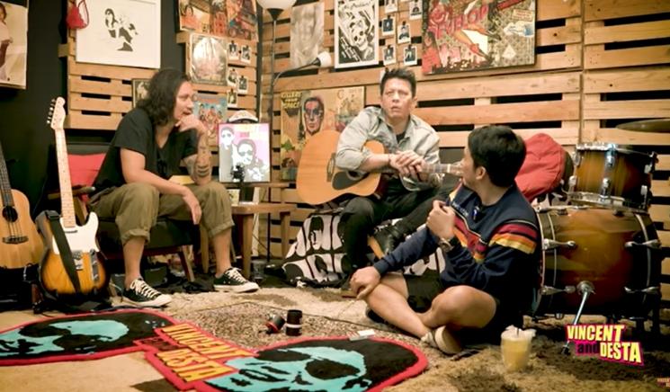 Ariel NOAH berbincang bersama Vincent dan Desta. (YouTube/Vincent and Desta)