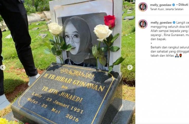 Melly Goeslaw ziarah ke makam Rina Gunawan (Instagram/@melly_goeslaw)