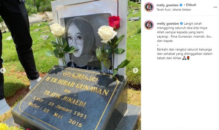 Melly Goeslaw ziarah ke makam Rina Gunawan (Instagram/@melly_goeslaw)