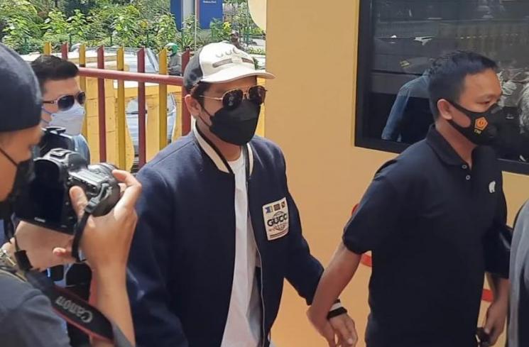 Rizky Billar (pakai topi) dipanggil Polsek Tanjung Duren pada Rabu (10/3/2021). (Matamata.com/Evi Ariska)