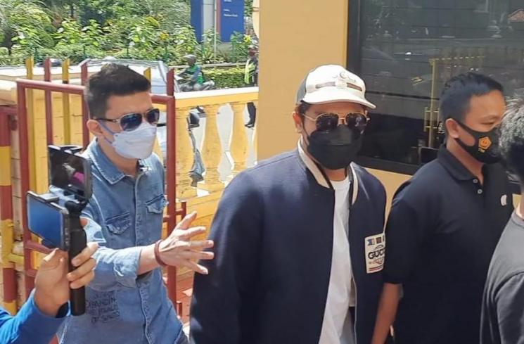 Rizky Billar (pakai topi) dipanggil Polsek Tanjung Duren pada Rabu (10/3/2021). (Matamata.com/Evi Ariska)