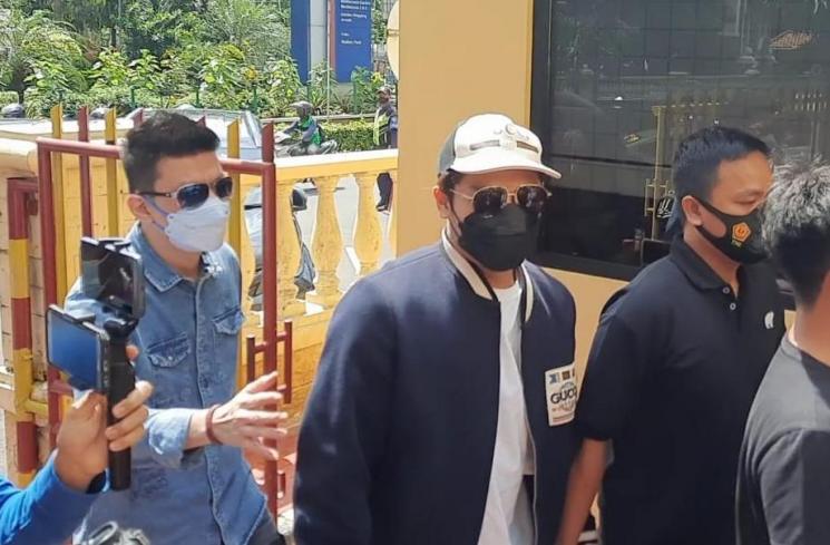 Rizky Billar (pakai topi) dipanggil Polsek Tanjung Duren pada Rabu (10/3/2021). (Matamata.com/Evi Ariska)