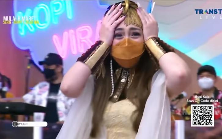 Celine Evangelista saat jadi host talkshow Kopi Viral (Youtube.com)