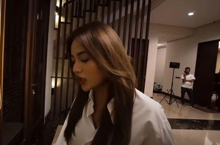 Aurel Hermansyah curhat tak sanggup izin nikah dengan Anang. (Youtube/@AurelieHermansyah)