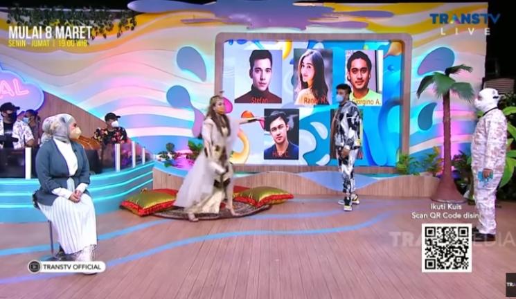 Celine Evangelista saat jadi host talkshow Kopi Viral (Youtube.com)