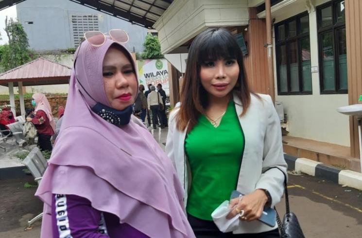 Rochimah bersama Eva Belisima. (Matamata.com/Herwanto)