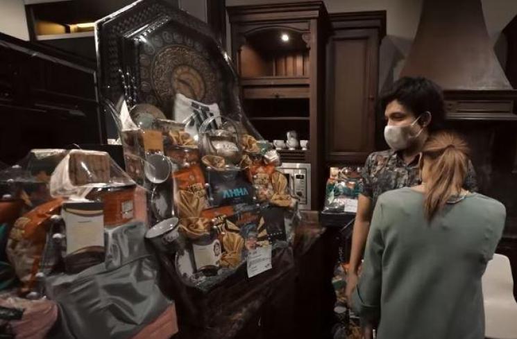 Isi parcel Atta Halilintar. (Youtube/AttaHalilintar)