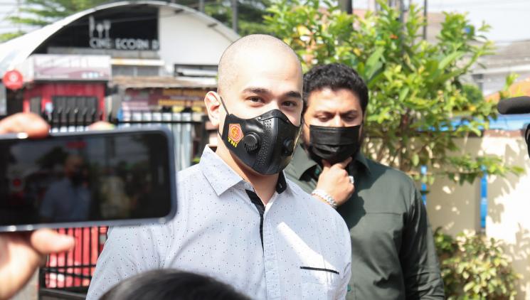 Okan Cornelius usai menyambangi Polsek Limo terkait laporan mantan istrinya, May Lee Sachi terhadapnya di Cinere, Depok, Jawa Barat, Jumat (12/3/2021). (Matamata.com/Alfian Winanto)