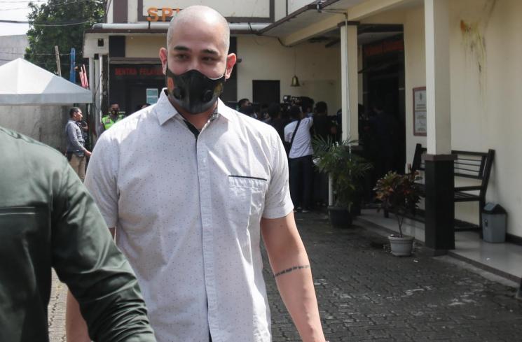 Okan Cornelius usai menyambangi Polsek Limo terkait laporan mantan istrinya, May Lee Sachi terhadapnya di Cinere, Depok, Jawa Barat, Jumat (12/3/2021). (Matamata.com/Alfian Winanto)