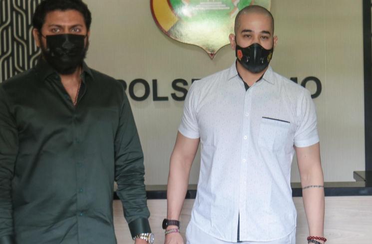 Okan Cornelius usai menyambangi Polsek Limo terkait laporan mantan istrinya, May Lee Sachi terhadapnya di Cinere, Depok, Jawa Barat, Jumat (12/3/2021). (Matamata.com/Alfian Winanto)