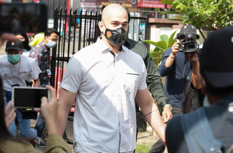 Okan Cornelius usai menyambangi Polsek Limo terkait laporan mantan istrinya, May Lee Sachi terhadapnya di Cinere, Depok, Jawa Barat, Jumat (12/3/2021). (Matamata.com/Alfian Winanto)