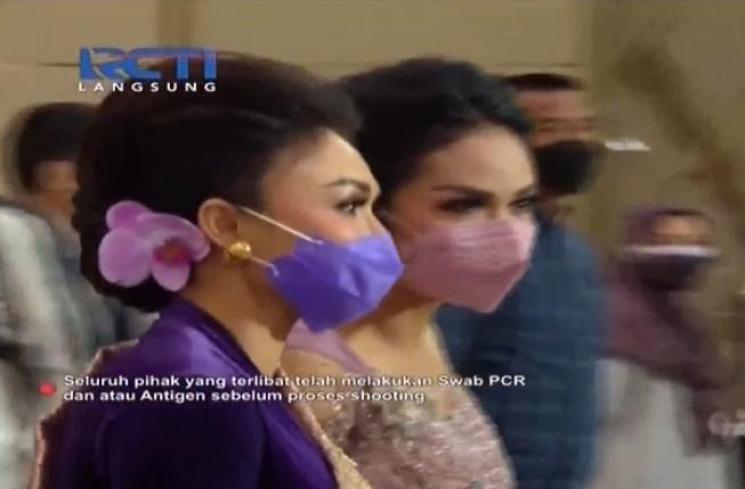 Krisdayanti dan Yuni Shara di acara lamaran Aurel Atta.