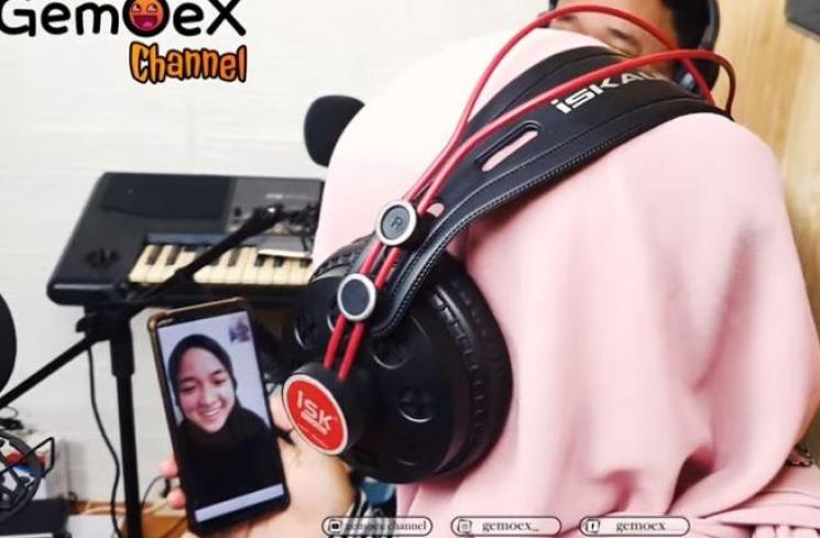 Nissa Sabyan muncul dengan wajah sumringah. (Youtube/GemoexChannel)
