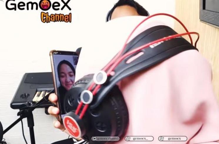 Nissa Sabyan muncul dengan wajah sumringah. (Youtube/GemoexChannel)