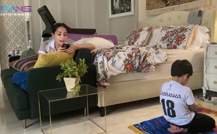 Nagita Slavina ajari Rafathar salat (Youtube.com)