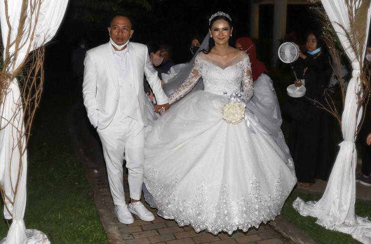Pasangan Vicky Prasetyo dan Kalina Oktarani pamer cincin di jari manis mereka saat menggelar konferensi pers pernikahan mereka di The Lodge, Gunung Putri, Bogor, Jawa Barat, Sabtu (13/3/2021). [MataMata.com/Alfian Winanto]