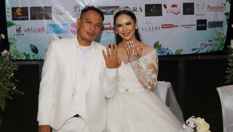 Pasangan Vicky Prasetyo dan Kalina Oktarani pamer cincin di jari manis mereka saat menggelar konferensi pers pernikahan mereka di The Lodge, Gunung Putri, Bogor, Jawa Barat, Sabtu (13/3/2021). [MataMata.com/Alfian Winanto]