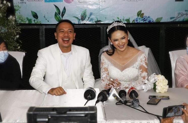 Pasangan Vicky Prasetyo dan Kalina Oktarani pamer cincin di jari manis mereka saat menggelar konferensi pers pernikahan mereka di The Lodge, Gunung Putri, Bogor, Jawa Barat, Sabtu (13/3/2021). [MataMata.com/Alfian Winanto]