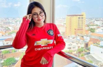 Tas Nyentrik Via Vallen Ini Penuh Coretan, tapi Harganya Fantastis!