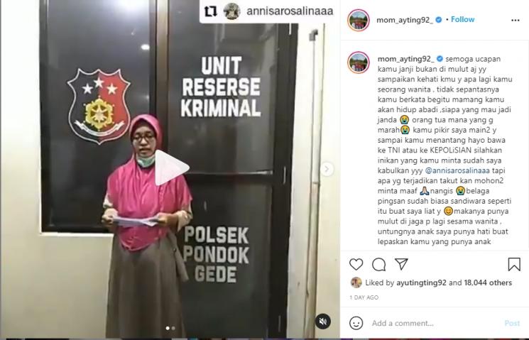 Umi Kalsum polisikan haters Ayu Ting Ting. (Instagram/mom_ayting92_)