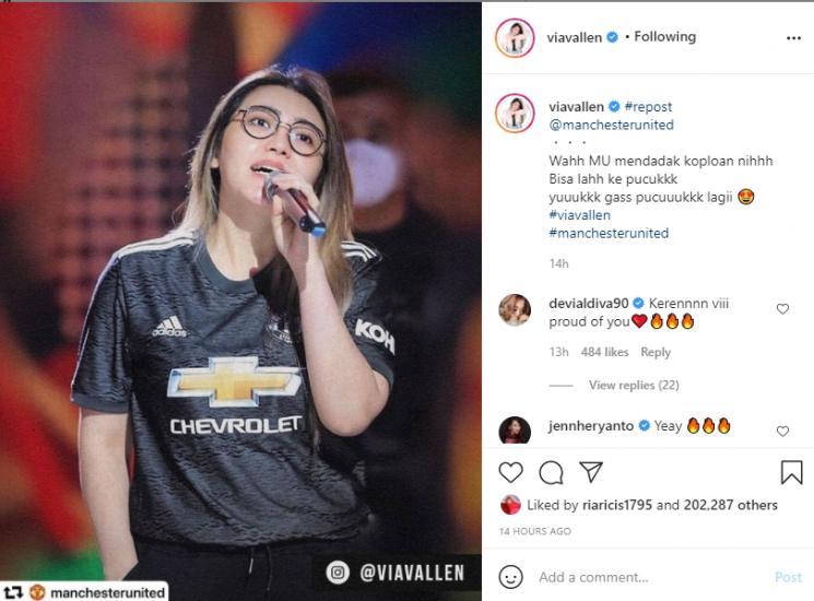 Unggahan Manchester United dibalas foto Via Vallen. (Instagram/viavallen)