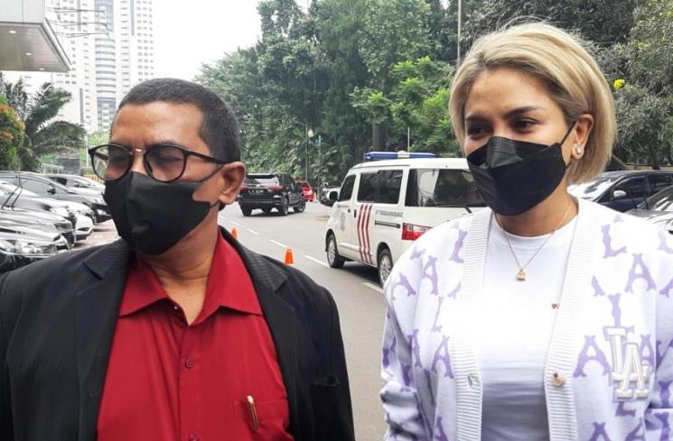 Nikita Mirzani bersama pengacaranya, Fahmi Bachmid. (MataMata.com/Herwanto)