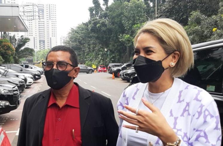 Nikita Mirzani bersama pengacaranya, Fahmi Bachmid. (MataMata.com/Herwanto)
