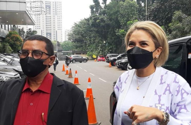 Nikita Mirzani bersama pengacaranya, Fahmi Bachmid. (MataMata.com/Herwanto)