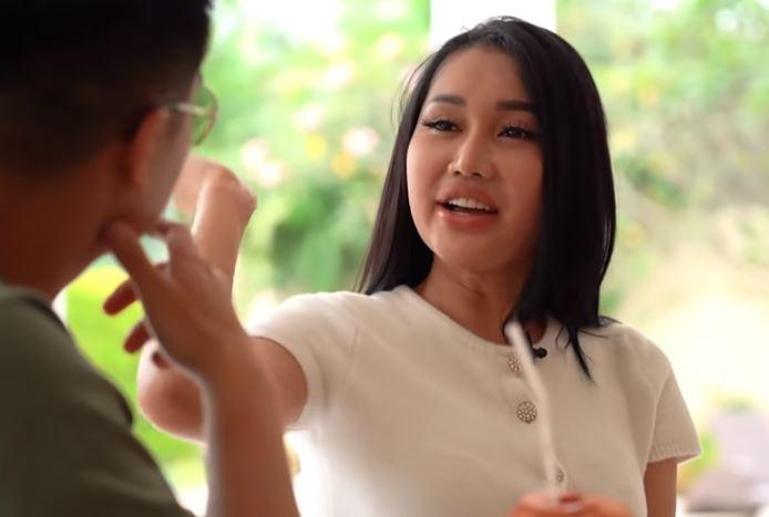 Lucinta Luna rela jadi badut di tahanan. (Youtube/BoyWilliam)